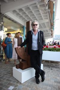 Yves Hayat prend la pose devant une sculpture de Marino di Teana