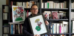 Jérémy Taburchi avec un dessin du Chat Rose