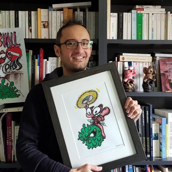 Jérémy Taburchi avec un dessin du Chat Rose