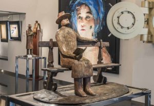 Les sculptures de Jean-Michel Folon entourées d'autres oeuvres