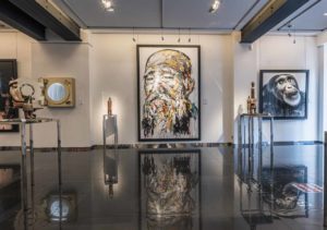 Les sculptures de Jean-Michel Folon entourées d'autres oeuvres