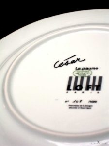 Assiette d'artistes : César, vue de la signature et du numéro au dos