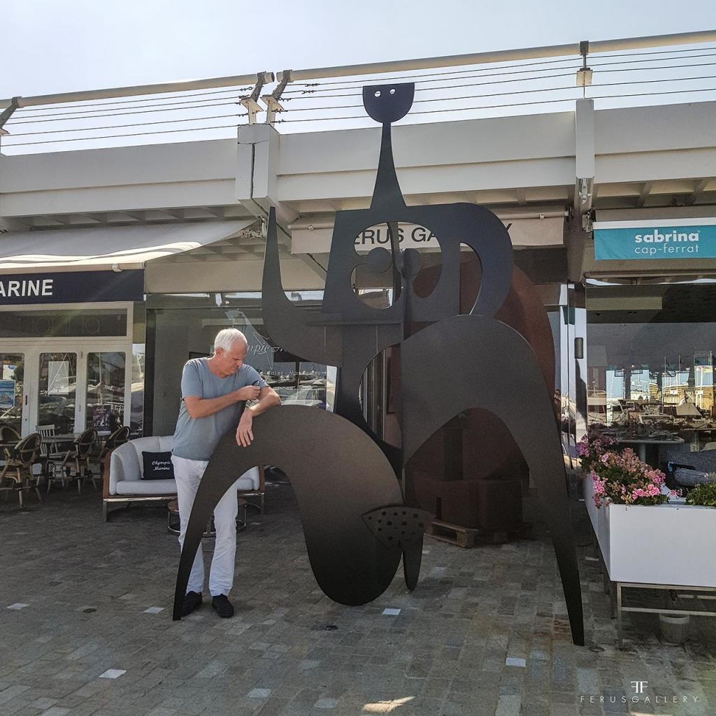 La sculpture d'Hiquily sur le parvis de la Ferus Gallery