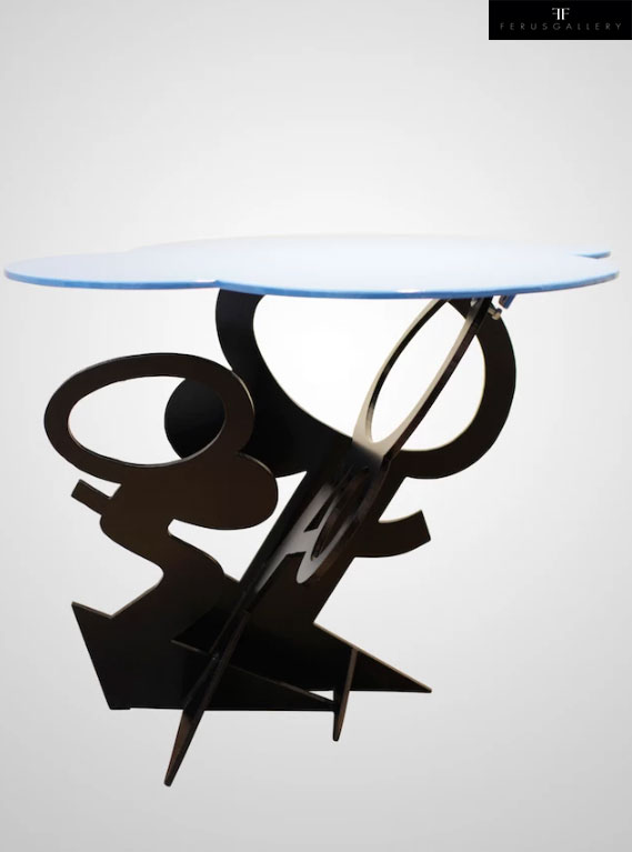 Une table par l'artiste de l'École de Nice Claude Gilli